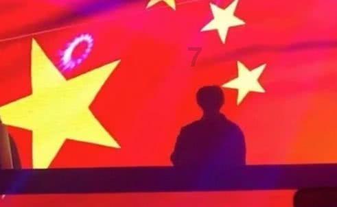 我刚刚出门看到老妈把早上叠好的被子打开不知道是在干啥诶，就看了一眼就出门了？