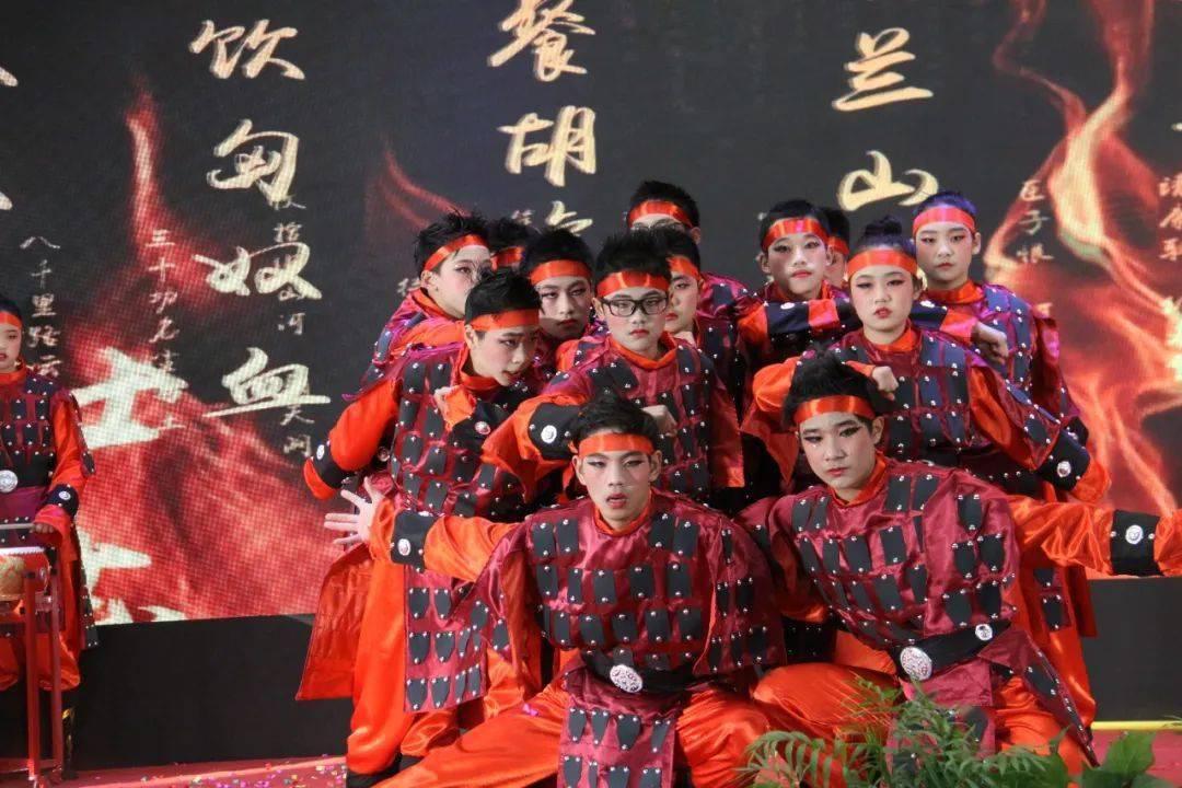汽车电瓶电量低对大灯不太亮有关吗游戏画面